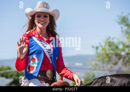 Reno, Nevada, USA. 16 Juin, 2018. Samedi, 16 juin, 2018.Mme Reno Rodeo 2018, JENNIFER FISK, vagues aux spectateurs au cours de la Reno Rodeo Parade il se déplace le long de South Virginia Street, dans le centre-ville de Reno, Nevada. Le Reno Rodeo est un professionnel Rodeo Cowboys Association (PRCA) événement sportif sanctionné, et l'un des cinq meilleurs rodéos en Amérique du Nord. Reno Rodeo est une organisation sans but lucratif composée de plus de 1 000 bénévoles. Cette année, le rodéo, le 99e rapport annuel, se déroule du 14 au 23 juin 2018. Credit : Tracy Barbutes/ZUMA/Alamy Fil Live News Banque D'Images