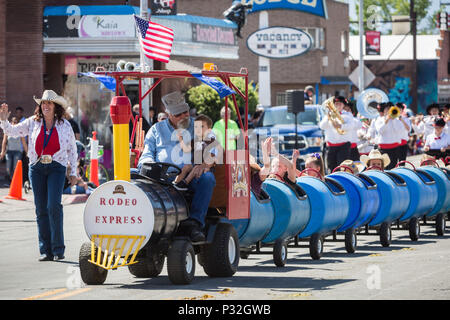 Reno, Nevada, USA. 16 Juin, 2018. 16 juin 2018.Le Reno Rodeo Parade se déplace le long de S. Virginia Street, dans le centre-ville de Reno, Nevada. Le Reno Rodeo est un professionnel Rodeo Cowboys Association (PRCA) événement sportif sanctionné, et l'un des cinq meilleurs rodéos en Amérique du Nord. Reno Rodeo est une organisation sans but lucratif composée de plus de 1 000 bénévoles. Cette année, le rodéo, le 99e rapport annuel, se déroule du 14 au 23 juin 2018. Credit : Tracy Barbutes/ZUMA/Alamy Fil Live News Banque D'Images