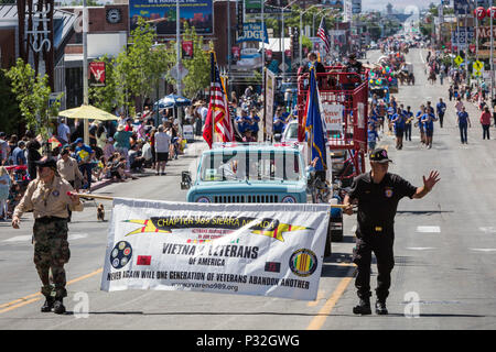 Reno, Nevada, USA. 16 Juin, 2018. Samedi, 16 juin, 2018.Le Reno Rodeo Parade se déplace le long de South Virginia Street, dans le centre-ville de Reno, Nevada. Le Reno Rodeo est un professionnel Rodeo Cowboys Association (PRCA) événement sportif sanctionné, et l'un des cinq meilleurs rodéos en Amérique du Nord. Reno Rodeo est une organisation sans but lucratif composée de plus de 1 000 bénévoles. Cette année, le rodéo, le 99e rapport annuel, se déroule du 14 au 23 juin 2018. Credit : Tracy Barbutes/ZUMA/Alamy Fil Live News Banque D'Images