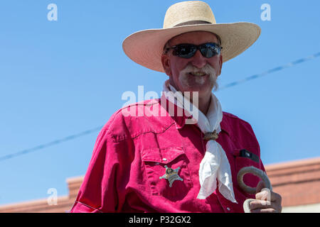 Reno, Nevada, USA. 16 Juin, 2018. 16 juin 2018.RANDY BELL, Reno Rodeo Parade Marshall et de bétail co-présidente, se déplace le long de South Virginia Street, dans le centre-ville de Reno, Nevada. Le Reno Rodeo est un professionnel Rodeo Cowboys Association (PRCA) événement sportif sanctionné, et l'un des cinq meilleurs rodéos en Amérique du Nord. Reno Rodeo est une organisation sans but lucratif composée de plus de 1 000 bénévoles. Cette année, le rodéo, le 99e rapport annuel, se déroule du 14 au 23 juin 2018. Credit : Tracy Barbutes/ZUMA/Alamy Fil Live News Banque D'Images