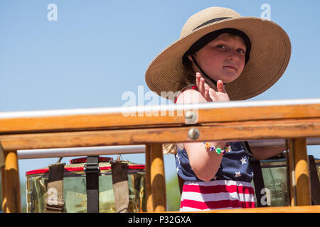 Reno, Nevada, USA. 16 Juin, 2018. Samedi, 16 juin, 2018.Un jeune participant aux spectateurs des vagues pendant la Reno Rodeo Parade dans midtown à Reno, Nevada. Le Reno Rodeo est un professionnel Rodeo Cowboys Association (PRCA) événement sportif sanctionné, et l'un des cinq meilleurs rodéos en Amérique du Nord. Reno Rodeo est une organisation sans but lucratif composée de plus de 1 000 bénévoles. Cette année, le rodéo, le 99e rapport annuel, se déroule du 14 au 23 juin 2018. Credit : Tracy Barbutes/ZUMA/Alamy Fil Live News Banque D'Images