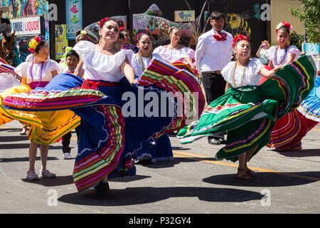 Reno, Nevada, USA. 16 Juin, 2018. Samedi, 16 juin, 2018.Les membres de l'Escaramuzas Perlas de Nevada group effectuer pendant la parade dans le centre de Reno Rodeo à Reno, Nevada. Le Reno Rodeo est un professionnel Rodeo Cowboys Association (PRCA) événement sportif sanctionné, et l'un des cinq meilleurs rodéos en Amérique du Nord. Reno Rodeo est une organisation sans but lucratif composée de plus de 1 000 bénévoles. Cette année, le rodéo, le 99e rapport annuel, se déroule du 14 au 23 juin 2018. Credit : Tracy Barbutes/ZUMA/Alamy Fil Live News Banque D'Images