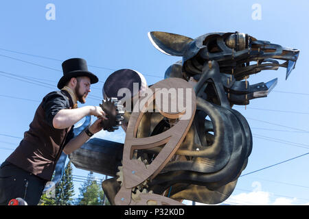 Seattle, Washington, USA. Un membre de la "teamrats : Ensemble des terreurs technologiques met la dernière main à leur Steamrat» robot géant 'float pour la Fremont Parade Solstice et Festival. L'événement annuel, qui en est à sa 30e année, est produit par le Conseil des Arts de Fremont - une organisation qui appuie les arts et artistes dans et autour de la Fremont quartier de Seattle. véhicules. Également interdite Crédit : Paul Christian Gordon/Alamy Live News Banque D'Images