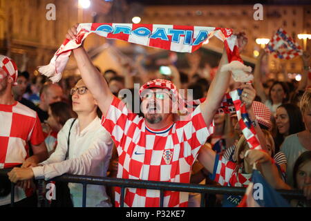 Zagreb, Croatie. 16 Juin, 2018. Fans de Croatie regarder un groupe d match de football de 2018 Coupe du Monde de la FIFA entre la Croatie et le Nigéria à Ban Josip Jelacic à Zagreb, capitale de la Croatie, le 16 juin 2018. Matija Crédit : Habljak/Xinhua/Alamy Live News Banque D'Images