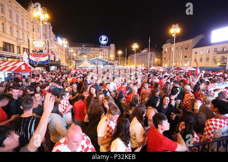 Zagreb, Croatie. 16 Juin, 2018. Fans de Croatie regarder un groupe d match de football de 2018 Coupe du Monde de la FIFA entre la Croatie et le Nigéria à Ban Josip Jelacic à Zagreb, capitale de la Croatie, le 16 juin 2018. Matija Crédit : Habljak/Xinhua/Alamy Live News Banque D'Images