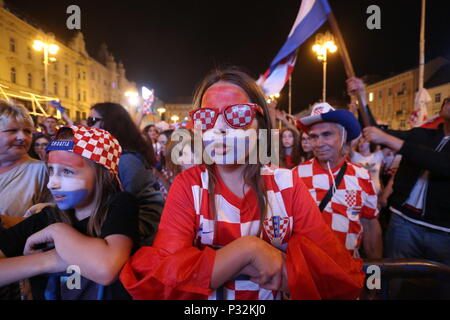 Zagreb, Croatie. 16 Juin, 2018. Fans de Croatie regarder un groupe d match de football de 2018 Coupe du Monde de la FIFA entre la Croatie et le Nigéria à Ban Josip Jelacic à Zagreb, capitale de la Croatie, le 16 juin 2018. Matija Crédit : Habljak/Xinhua/Alamy Live News Banque D'Images