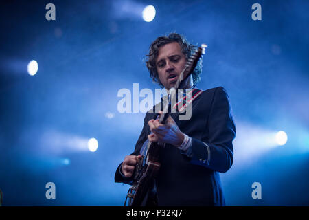 Oslo, Norvège, le 16 juin 2018. L'indie pop française Phoenix bande effectue un concert live au cours de la fête de la musique norvégienne Piknik i Parken 2018 à Oslo. Ici le guitariste Christian Mazzalai est vu sur scène. (Photo crédit : Gonzales Photo - Tord Litleskare). Gonzales : Crédit Photo/Alamy Live News Banque D'Images