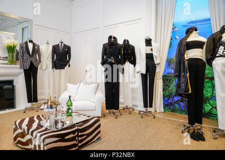 Milan, Italie. 16 Juin, 2018. Créations de Ralph Lauren sont affichées au cours de Milan Fashion Week Hommes Printemps/été 2019 à Milan, Italie, le 16 juin 2018. Credit : Wang Jian/Xinhua/Alamy Live News Banque D'Images