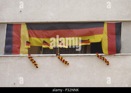 Berlin, Allemagne, le 17 juin 2018. Drapeaux nationaux allemand décorer un balcon à Berlin pendant la Coupe du Monde de Football 2018 en Russie. 17 Juin, 2018. Crédit : Jan Scheunert/ZUMA/Alamy Fil Live News Crédit : ZUMA Press, Inc./Alamy Live News Banque D'Images