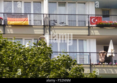 Berlin, Allemagne, le 17 juin 2018. Un homme regarde de son balcon où l'allemand et de drapeaux turcs sont suspendus pendant la Coupe du Monde de football en Russie 2018 : Jan Scheunert/ZUMA/Alamy Fil Live News Crédit : ZUMA Press, Inc./Alamy Live News Banque D'Images