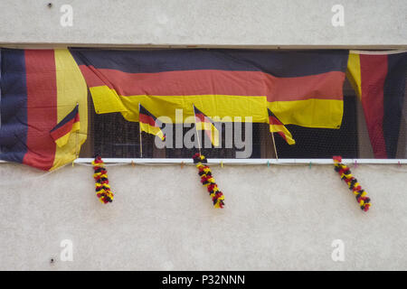 Berlin, Allemagne, le 17 juin 2018. Drapeaux nationaux allemand décorer un balcon à Berlin pendant la Coupe du Monde de Football 2018 en Russie. 17 Juin, 2018. Crédit : Jan Scheunert/ZUMA/Alamy Fil Live News Crédit : ZUMA Press, Inc./Alamy Live News Banque D'Images