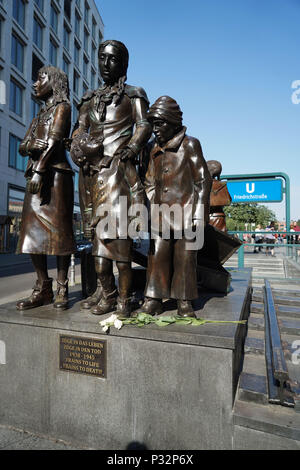 Berlin, Allemagne, 17 juin 2018, Allemagne, Berlin : une vue sur le monument de la children's transporte la Friedrichstraße à Berlin. L'itinéraire vous emmène de la Friedrichstraße Berlin à l'Angleterre en vélo. Les transports d'enfants d'économiser environ 10 000 enfants en 1938 et 1939. Photo : Jörg Carstensen/dpa dpa : Crédit photo alliance/Alamy Live News Banque D'Images