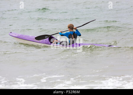 Branksome Chine, Poole, Dorset, UK. 17 juin 2018. Météo France : breezy day à la Branksome Chine beach, n'a pas décourager les visiteurs aller à la mer. Jeune homme en surfski surf ski. Credit : Carolyn Jenkins/Alamy Live News Banque D'Images