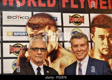 Kiev, Ukraine, 16 juin 2018. Juin 16, 2018 soirée, le Comité de championnat WBA chef George Martinez et anneau légendaire annonceur Michael Buffer photographié après la pesée de l'Artem Dalakian vs Sirichai Thaiyen championship lutte à Kiev Crédit : Dmitry Mossienko/Alamy Live News Banque D'Images