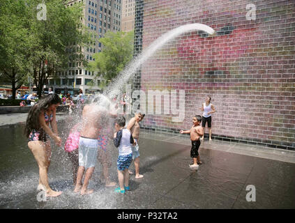 Chicago, USA. 16 Juin, 2018. Les gens jouent à la Fontaine de la Couronne dans le Millennium Park de Chicago, aux États-Unis, le 16 juin 2018. Ici la température a grimpé d'un coup plus de 30 degrés celsius le samedi. Credit : Wang Ping/Xinhua/Alamy Live News Banque D'Images