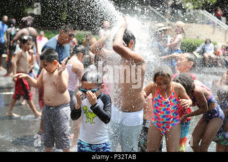 Chicago, USA. 16 Juin, 2018. Les gens jouent à la Fontaine de la Couronne dans le Millennium Park de Chicago, aux États-Unis, le 16 juin 2018. Ici la température a grimpé d'un coup plus de 30 degrés celsius le samedi. Credit : Wang Ping/Xinhua/Alamy Live News Banque D'Images