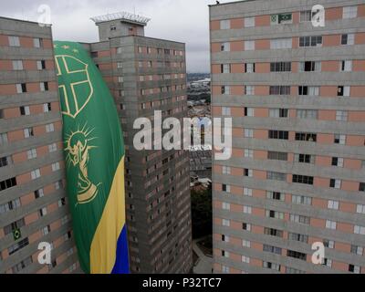 Sao Paulo, Brésil. 17 Juin, 2018. Ce dimanche, l'équipe du Brésil 2018 Débuts de la Coupe du monde, un immense drapeau était hissé 63 mètres de haut et 17 mètres de large, dans le quartier de la Freguesia n O (au nord de la capitale). Le drapeau, l'équivalent de 21 étages d'un bâtiment, a été placé entre deux tours de 23 étages de la Parque dos Passaros condominium à 9 heures du matin. Credit : Dario Oliveira/ZUMA/Alamy Fil Live News Banque D'Images