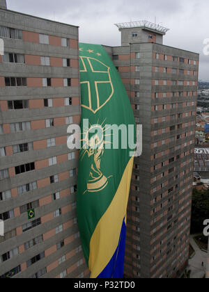 Sao Paulo, Brésil. 17 Juin, 2018. Ce dimanche, l'équipe du Brésil 2018 Débuts de la Coupe du monde, un immense drapeau était hissé 63 mètres de haut et 17 mètres de large, dans le quartier de la Freguesia n O (au nord de la capitale). Le drapeau, l'équivalent de 21 étages d'un bâtiment, a été placé entre deux tours de 23 étages de la Parque dos Passaros condominium à 9 heures du matin. Credit : Dario Oliveira/ZUMA/Alamy Fil Live News Banque D'Images