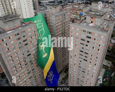 Sao Paulo, Brésil. 17 Juin, 2018. Ce dimanche, l'équipe du Brésil 2018 Débuts de la Coupe du monde, un immense drapeau était hissé 63 mètres de haut et 17 mètres de large, dans le quartier de la Freguesia n O (au nord de la capitale). Le drapeau, l'équivalent de 21 étages d'un bâtiment, a été placé entre deux tours de 23 étages de la Parque dos Passaros condominium à 9 heures du matin. Credit : Dario Oliveira/ZUMA/Alamy Fil Live News Banque D'Images