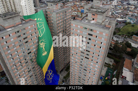 Sao Paulo, Brésil. 17 Juin, 2018. Ce dimanche, l'équipe du Brésil 2018 Débuts de la Coupe du monde, un immense drapeau était hissé 63 mètres de haut et 17 mètres de large, dans le quartier de la Freguesia n O (au nord de la capitale). Le drapeau, l'équivalent de 21 étages d'un bâtiment, a été placé entre deux tours de 23 étages de la Parque dos Passaros condominium à 9 heures du matin. Credit : Dario Oliveira/ZUMA/Alamy Fil Live News Banque D'Images