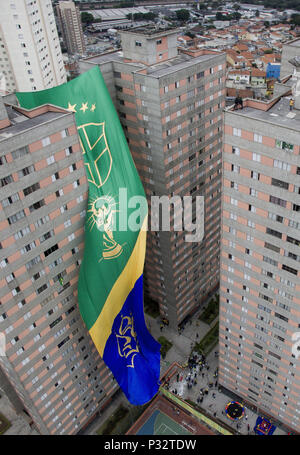 Sao Paulo, Brésil. 17 Juin, 2018. Ce dimanche, l'équipe du Brésil 2018 Débuts de la Coupe du monde, un immense drapeau était hissé 63 mètres de haut et 17 mètres de large, dans le quartier de la Freguesia n O (au nord de la capitale). Le drapeau, l'équivalent de 21 étages d'un bâtiment, a été placé entre deux tours de 23 étages de la Parque dos Passaros condominium à 9 heures du matin. Credit : Dario Oliveira/ZUMA/Alamy Fil Live News Banque D'Images