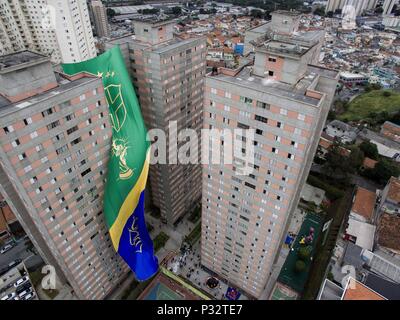 Sao Paulo, Brésil. 17 Juin, 2018. Ce dimanche, l'équipe du Brésil 2018 Débuts de la Coupe du monde, un immense drapeau était hissé 63 mètres de haut et 17 mètres de large, dans le quartier de la Freguesia n O (au nord de la capitale). Le drapeau, l'équivalent de 21 étages d'un bâtiment, a été placé entre deux tours de 23 étages de la Parque dos Passaros condominium à 9 heures du matin. Credit : Dario Oliveira/ZUMA/Alamy Fil Live News Banque D'Images