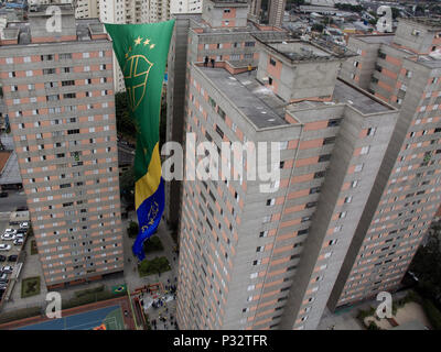 Sao Paulo, Brésil. 17 Juin, 2018. Ce dimanche, l'équipe du Brésil 2018 Débuts de la Coupe du monde, un immense drapeau était hissé 63 mètres de haut et 17 mètres de large, dans le quartier de la Freguesia n O (au nord de la capitale). Le drapeau, l'équivalent de 21 étages d'un bâtiment, a été placé entre deux tours de 23 étages de la Parque dos Passaros condominium à 9 heures du matin. Credit : Dario Oliveira/ZUMA/Alamy Fil Live News Banque D'Images