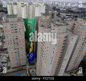 Sao Paulo, Brésil. 17 Juin, 2018. Ce dimanche, l'équipe du Brésil 2018 Débuts de la Coupe du monde, un immense drapeau était hissé 63 mètres de haut et 17 mètres de large, dans le quartier de la Freguesia n O (au nord de la capitale). Le drapeau, l'équivalent de 21 étages d'un bâtiment, a été placé entre deux tours de 23 étages de la Parque dos Passaros condominium à 9 heures du matin. Credit : Dario Oliveira/ZUMA/Alamy Fil Live News Banque D'Images