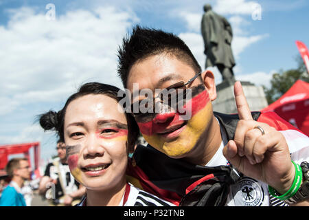 17 juin 2018, la Russie, Moscou : fans allemands se tenir en face de la statue de Lénine avant la rencontre German-Mexican. Photo : Federico Gambarini/dpa dpa : Crédit photo alliance/Alamy Live News Banque D'Images