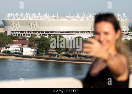 Rostov On Don, Russie. 16 Juin, 2018. Moscou, Russie. 17 Juin, 2018. 17 juin 2018, le soccer, la Coupe du Monde FIFA 2018 : une femme prend un avec l'arène selfies Rostov. Credit : Marius Becker/dpa/Alamy Live News Crédit : afp photo alliance/Alamy Live News Banque D'Images