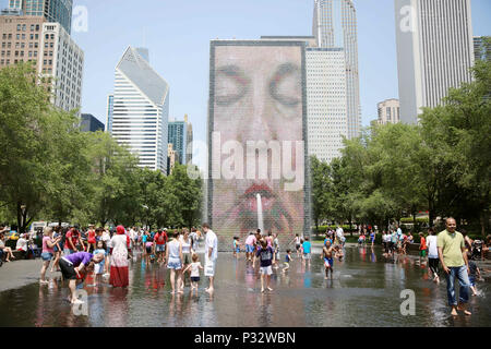 Chicago, USA. 16 Juin, 2018. Les gens jouent à la Fontaine de la Couronne dans le Millennium Park de Chicago, aux États-Unis, le 16 juin 2018. Ici la température a grimpé d'un coup plus de 30 degrés celsius le samedi. Credit : Wang Ping/Xinhua/Alamy Live News Banque D'Images