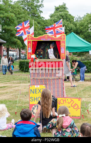 Warrington, Royaume-Uni, 17 juin 2018 - une foule de personnes appuyant la collecte de fonds communautaires et regardant le Punch and Judy show à St Elphin's Park, Warrington, Cheshire, England, UK Crédit : John Hopkins/Alamy Live News Banque D'Images