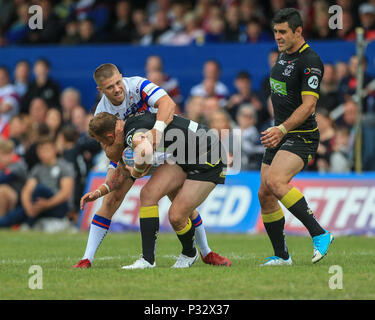 Wakefield, Royaume-Uni, dimanche 17 juin 2018 , Mobile Rocket Stadium, Wakefield, Angleterre ; Betfred Super League, Wakefield Trinity v Warrington Wolves, Kevin Brown de Warrington Wolves est abordé autour du cou élevé par Ryan Hampshire de Wakefield Trinity Crédit : News Images /Alamy Live News Banque D'Images