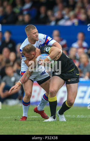 Wakefield, Royaume-Uni, dimanche 17 juin 2018 , Mobile Rocket Stadium, Wakefield, Angleterre ; Betfred Super League, Wakefield Trinity v Warrington Wolves, Kevin Brown de Warrington Wolves est abordé autour du cou élevé par Ryan Hampshire de Wakefield Trinity Crédit : News Images /Alamy Live News Banque D'Images