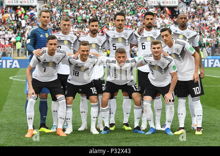 Photo de l'équipe/photo de l'équipe de l'Allemagne. Rangée du haut de gauche à droite : gardien Manuel Neuer (Allemagne), Toni Kroos (Allemagne), Marvin Plattenhardt (Allemagne), Mats Hummels (Allemagne), Sami Khedira (Allemagne), Jerome Boateng (Allemagne). Rangée du bas de gauche à droite : Julian Draxler (Allemagne), Joshua Kimmich (Allemagne), Thomas Mueller (Allemagne), Timo Werner (Allemagne), Mesut Oezil (Allemagne). GES/football/Coupe du monde 2018 : la Russie Allemagne - Mexique, 17.06.2018/GES/soccer/football Worldcup 2018 Russie : l'Allemagne contre le Mexique, Moscou, 17 juin 2018 | dans le monde entier Banque D'Images