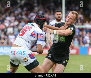 Wakefield, Royaume-Uni, dimanche 17 juin 2018 , Mobile Rocket Stadium, Wakefield, Angleterre ; Betfred Super League, Wakefield Trinity v Warrington Wolves ; Ben Jones-Bishop de Wakefield Trinity est abordé par Kevin Brown de Warrington Wolves, qui tous deux échauffourée Crédit : News Images /Alamy Live News Banque D'Images