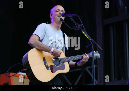 Norvège, Oslo - 17 juin, 2018. Le groupe de rock écossais Travis effectue un concert live au cours de la fête de la musique norvégienne Piknik i Parken 2018 à Oslo. Ici singer Fran Healy est vu sur scène. (Photo crédit : Gonzales Photo - Stian S. Moller). Banque D'Images