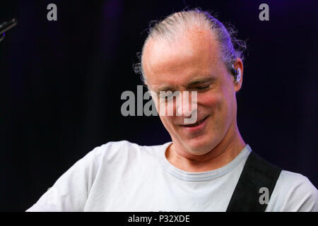 Norvège, Oslo - 17 juin, 2018. Le groupe de rock écossais Travis effectue un concert live au cours de la fête de la musique norvégienne Piknik i Parken 2018 à Oslo. Ici singer Fran Healy est vu sur scène. (Photo crédit : Gonzales Photo - Stian S. Moller). Banque D'Images