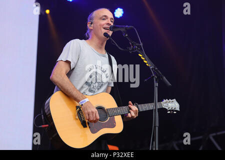 Norvège, Oslo - 17 juin, 2018. Le groupe de rock écossais Travis effectue un concert live au cours de la fête de la musique norvégienne Piknik i Parken 2018 à Oslo. Ici singer Fran Healy est vu sur scène. (Photo crédit : Gonzales Photo - Stian S. Moller). Banque D'Images