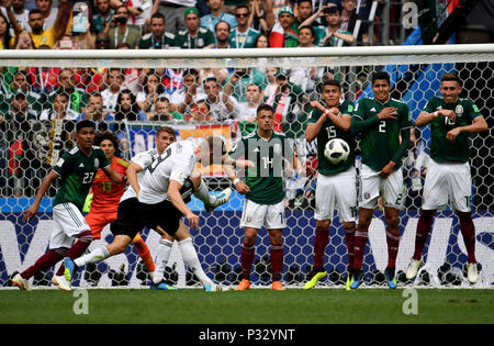 Moscou, Russie, 17 juin 2018, , Football, FIFA World Cup, Groupe F, Journée 1 de 3, l'Allemagne contre le Mexique au stade Luzhniki : Toni Kroos (avant) au cours d'un coup de pied de pénalité contre Hector Herrera (R) du Mexique, Hugo Ayala Castro (2-R) du Mexique, Hector Moreno (3-R) du Mexique. Photo : Federico Gambarini/dpa dpa : Crédit photo alliance/Alamy Live News Crédit : afp photo alliance/Alamy Live News Banque D'Images