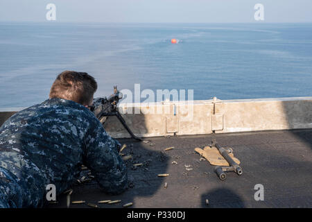 160826-N-WC455-145 Golfe Arabique (Aug. 26, 2016) maître d'armes de 2e classe Jason Williams tire un .50-mitrailleuse calibre au cours d'un exercice de tir réel sur le pont du porte-avions USS Dwight D. Eisenhower (CVN 69) (Ike). Ike et son Groupe aéronaval sont déployés à l'appui de l'opération inhérents à résoudre, les opérations de sécurité maritime et les efforts de coopération en matière de sécurité dans le théâtre dans la 5e flotte américaine zone d'opérations. (U.S. Photo par marine Spécialiste de la communication de masse Seaman Apprentice Joshua Murray) Banque D'Images