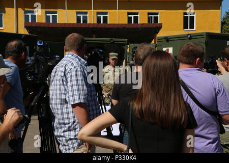 L'ARMÉE AMÉRICAINE Le Général Ben Hodges, commandant de l'armée américaine, l'Europe s'adresse aux journalistes lors de la remise de cinq ambulances de la litière pour les forces armées ukrainiennes à l'appui de la formation interarmées multinationale dans Group-Ukraine viv, Ukraine, le 27 août, 2016. Le Group-Ukraine multinational interarmées fournit des soldats américains et le personnel des opérations spéciales pour former des unités de la Garde nationale de l'Ukraine dans un effort soutenu pour renforcer les défenses de l'Ukraine. (U.S. Photo de l'armée par la CPS. John Onuoha) Banque D'Images
