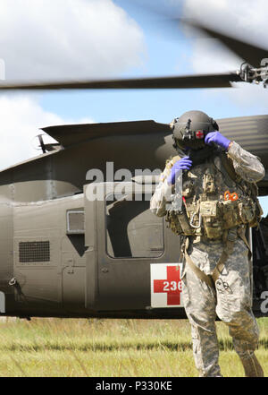 FORT MCCOY, Wis -- Un soldat de réserve de l'Armée F Compagnie, 1er Bataillon, 214e Régiment d'aviation de Jonestown, Pa., quitte un hélicoptère Blackhawk UH-60 au cours de l'effort global Medic à Fort McCoy, au Wisconsin, le 21 août 2016. Global Medic est un événement de formation qui élabore et évalue les compétences collectives de l'armée de soldats et d'autres membres du service dans un environnement collaboratif. (U.S. Photo de la réserve de l'armée par la CPS. Christopher A. Hernandez, 345e Détachement des affaires publiques) Banque D'Images