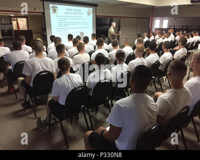 NAVAJO CAMP, Arizona (Aug. 13, 2016) - Marine Corps Le Colonel Patrick Wall traite près de 90 candidats aspirant au cours d'une classe sur la marine et du Corps des valeurs de base le 13 août 2016, au Camp, Navajo en Arizona, dans le cadre d'officiers de réserve de la Marine Corps Formation formation Orientation des nouveaux étudiants mixte. La semaine de formation de l'ONS a eu lieu du 12 au 19 août, avec la moitié au Camp combiné aux côtés de Navajo candidats de première année de l'Université du Nouveau-Mexique et Arizona State University NROTC, unités et la seconde moitié à l'Université de l'Arizona à Tucson, Arizona. La formation régionale conjointe était la première combin Banque D'Images