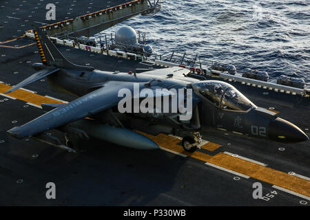À BORD DU USS BONHOMME RICHARD (LHD-6), en mer (Août 27, 2016) - Une Marine Corps AV-8B Harrier jet avec une moyenne de l'Escadron 262 marines à rotors basculants (renforcée), 31e Marine Expeditionary Unit, se prépare à décoller dans des opérations de vol à bord du USS Bonhomme Richard (LHD-6), le 27 août, 2016. La 31e MEU est le Marine Corps' seulement continuellement de l'avant-déployé, Groupe de travail air-sol marin et air-sol combine-logistique en une seule équipe capable d'aborder un éventail d'opérations militaires dans la région de l'Asie-Pacifique, de la projection et de la sécurité maritime à l'aide humanitaire et fina Banque D'Images