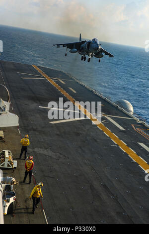 À BORD DU USS BONHOMME RICHARD (LHD-6), en mer (Août 27,2016) - Une Marine Corps AV-8B Harrier jet avec une moyenne de l'Escadron 262 marines à rotors basculants (renforcée), 31e Marine Expeditionary Unit, des terres pendant les opérations de vol à bord du USS Bonhomme Richard (LHD-6), le 27 août, 2016. La 31e MEU est le Marine Corps' seulement continuellement de l'avant-déployé, Groupe de travail air-sol marin et air-sol combine-logistique en une seule équipe capable d'aborder un éventail d'opérations militaires dans la région de l'Asie-Pacifique, de la projection et de la sécurité maritime à l'aide humanitaire et les secours en cas de catastrophe. (U. S. Banque D'Images