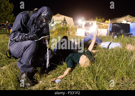 Un soldat avec la 172e compagnie d'intervention risque de Fort Riley, Kansas examine une simulation de blessures le 25 août 2016 à Fort Hood au Texas pendant l'exercice 16 Réponse soudaine. L'exercice d'une semaine a été un événement de formation pour la 172e HR Co. et diverses autres unités au sein de la Force opérationnelle de l'aide aux civils, une force de déploiement rapide de plus de 5 000 militaires de partout au pays qui sont spécialement formés et équipés pour fournir une assistance vitale en cas d'armes chimiques, biologiques, radiologiques ou nucléaires, catastrophes naturelles aux États-Unis au cours de l'exercice, les soldats avaient pour décontaminer Banque D'Images