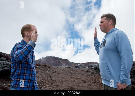 160825-N-UF MT697-401. FUJI, Japon (25 août 2016) Technicien Cryptologic (Collection) 2e classe Elie D. Stotts, droit, de l'APCE, en Floride, en poste au commandement des opérations d'information de la Marine (NIOC) Hawaii reenlistsj.g. avec Lieutenant Christopher M. Jozwiak, gauche, à partir de Fort Wayne, Ind., au pied 12 389 sommet du mont. Fuji. Les deux Stotts et Jozwiak sont temporairement affectés à l'avant-déployés de la classe Arleigh Burke destroyers lance-missiles USS Barry (DDG 52) et USS Benfold (DDG 65), demande respectueusement, comme une partie d'équipes de soutien direct de la NIOC. (U.S. Photo par marine Spécialiste de la communication de masse 2e classe Ke Banque D'Images