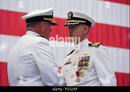 (16 août 2000 26, 2016) SAN DIEGO - Arrière Adm. Daniel H. Fillion, commandant du groupe expéditionnaire, 3 prix, le capitaine Michael W. Baze la Légion du Mérite au cours d'une cérémonie de passation de commandement tenue dans la zone du navire d'assaut amphibie USS America (LHA 6). Le capitaine Joseph R. Olson Baze soulagé que le commandant du Nord. (U.S Navy photo by Mass Communication Specialist Seaman Joshua Samoluk/libérés) Banque D'Images