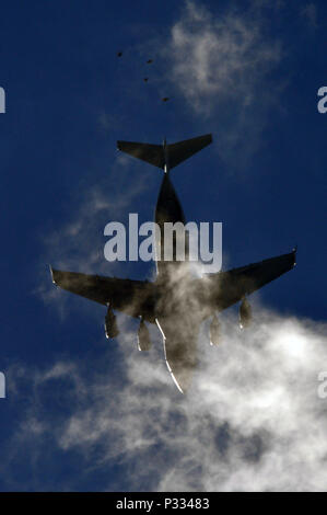 WESTHAMPTON BEACH, NY - Pararescuemen et le sauvetage de combat (aussi connu sous le nom de PJ et de l'ORC, respectivement) de procéder à des sauts de l'arrière d'un C-17 Globemaster sur FS Gabreski ANG le 30 août 2016. Le C-17, après avoir décollé de la base aérienne McChord, a chuté sur le terrain du personnel de sauvetage plusieurs fois tout au long de la journée. (Garde nationale aérienne des États-Unis / Le sergent Christopher S. Muncy / relâché) Banque D'Images